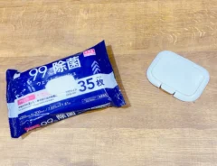 ウエットティッシュと蓋（撮影：grape編集部）