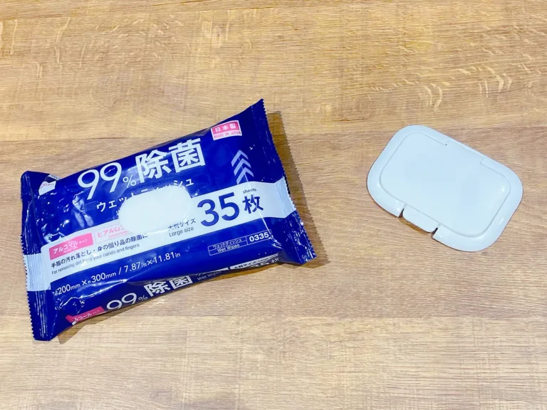 ウエットティッシュと蓋(撮影:grape編集部)