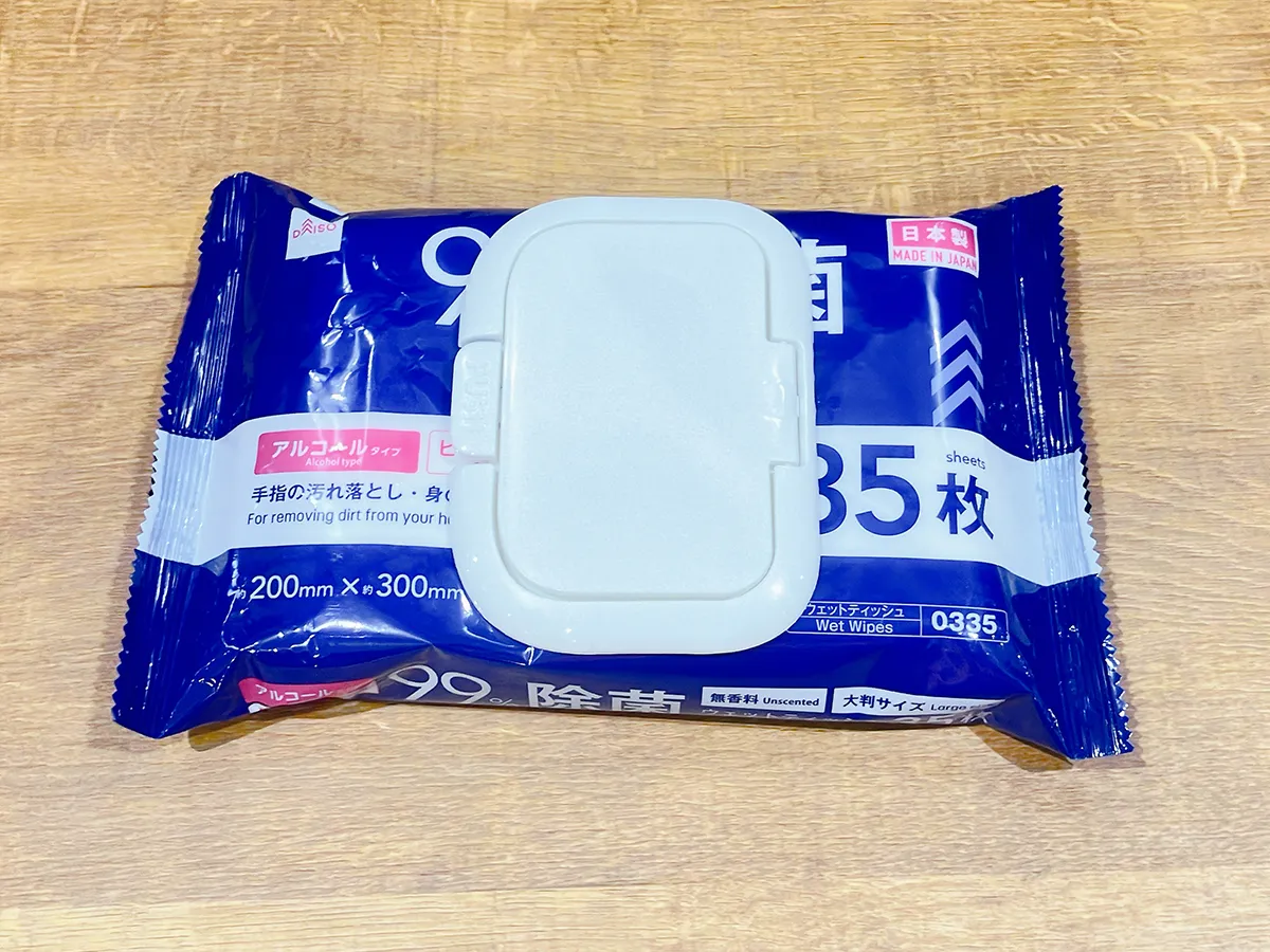 ウエットティッシュと蓋（撮影：grape編集部）