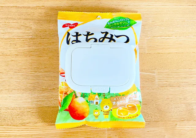 飴の袋とウエットシートの蓋（撮影：grape編集部）