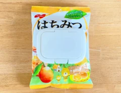 飴の袋とウエットシートの蓋（撮影：grape編集部）
