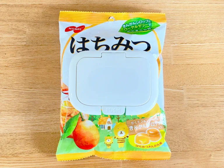 飴の袋とウエットシートの蓋（撮影：grape編集部）