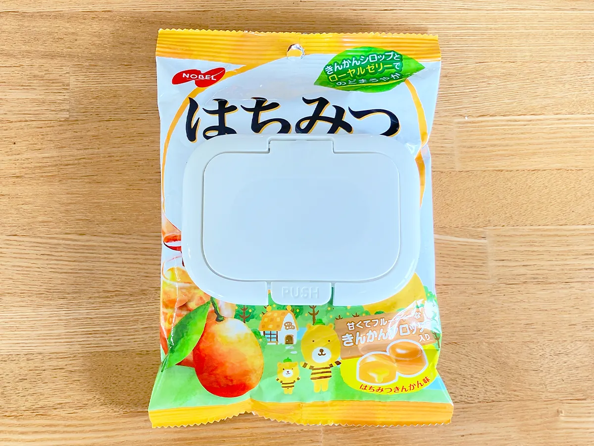 飴の袋とウエットシートの蓋(撮影:grape編集部)