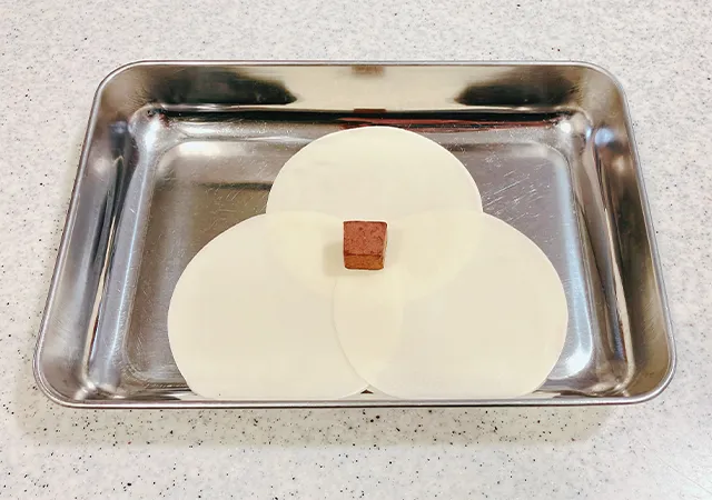 餃子の皮と『メルティーキッス』（撮影：grape編集部）