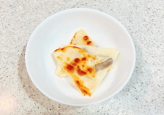 餃子の皮と『メルティーキッス』（撮影：grape編集部）