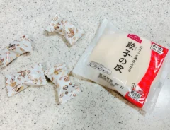 餃子の皮と『メルティーキッス』（撮影：grape編集部）