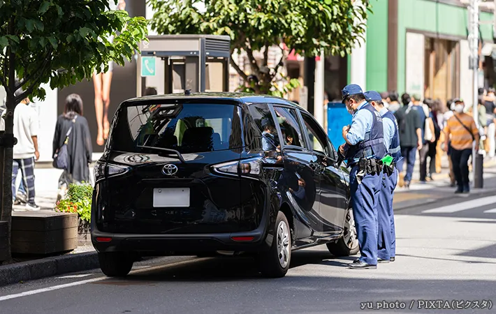 車と警察官の写真