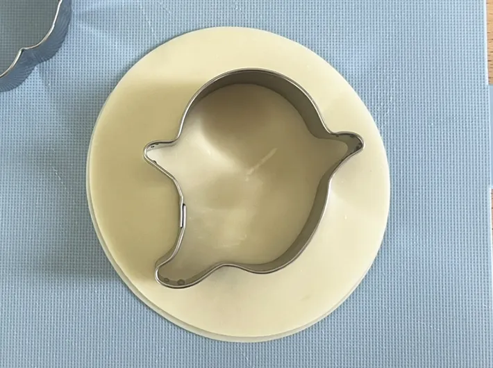 クッキー型でくり抜かれた餃子の皮の写真（撮影：grape編集部）