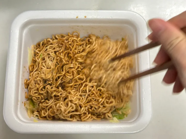 カップ焼きそばの写真(撮影:grape編集部)