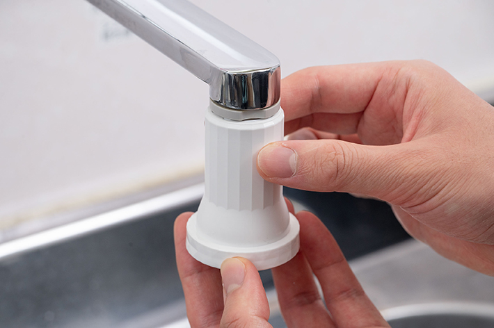 『料理革命 ナノバブールキッチン』を水栓に取り付けている写真（撮影：grape編集部）