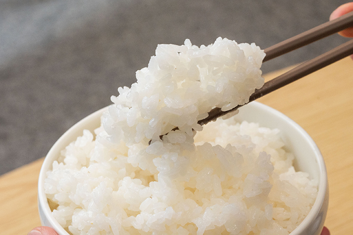 箸でご飯を持ち上げている写真（撮影：grape編集部）