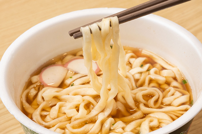 うどんを箸で持ち上げている写真（撮影：grape編集部）