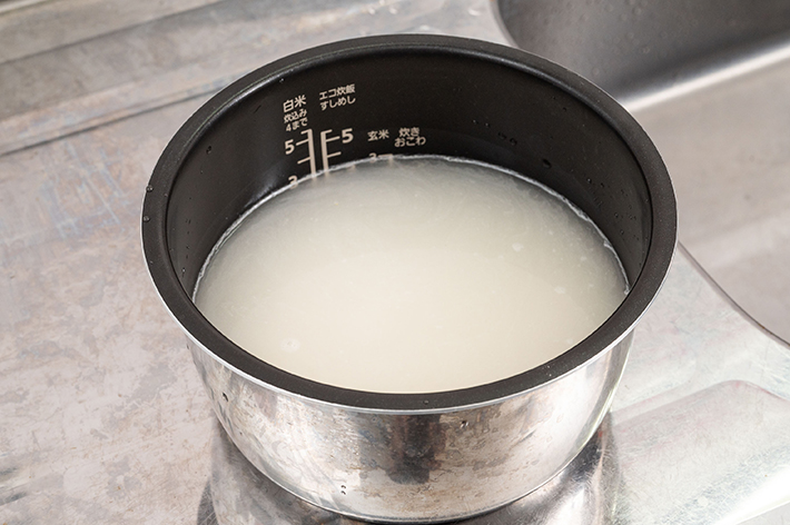 炊飯器の内釜にある米の写真（撮影：grape編集部）