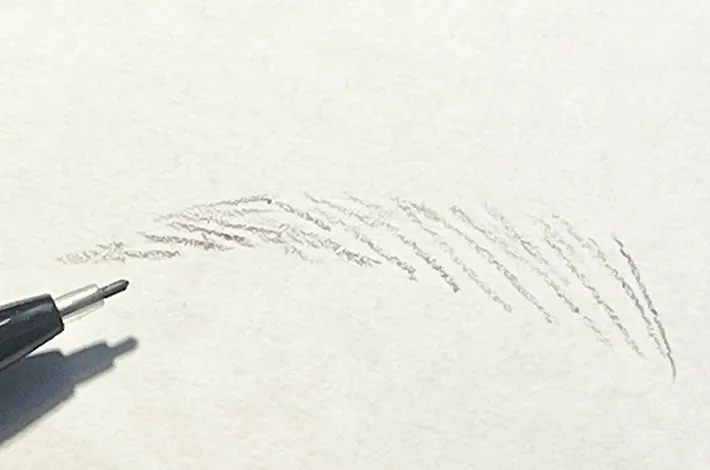 紙に眉を描く写真（撮影：grape編集部）