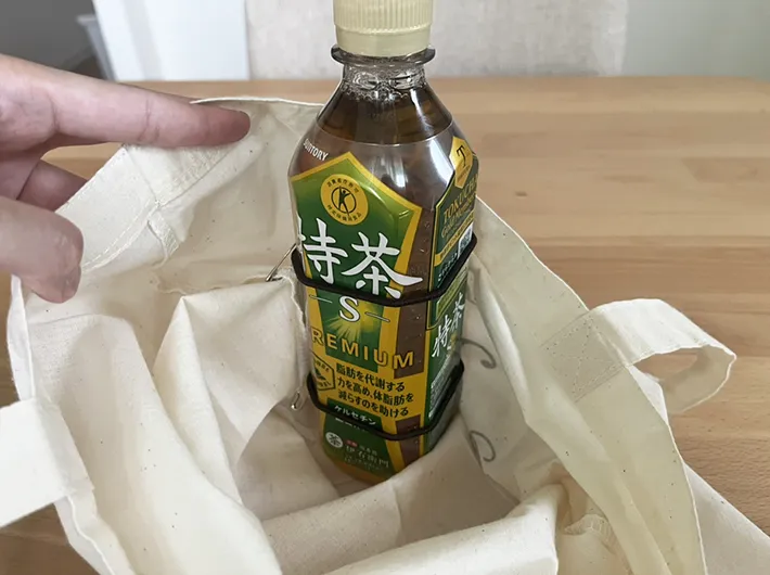 ホルダーにペットボトル飲料をつけた写真（撮影：grape編集部）
