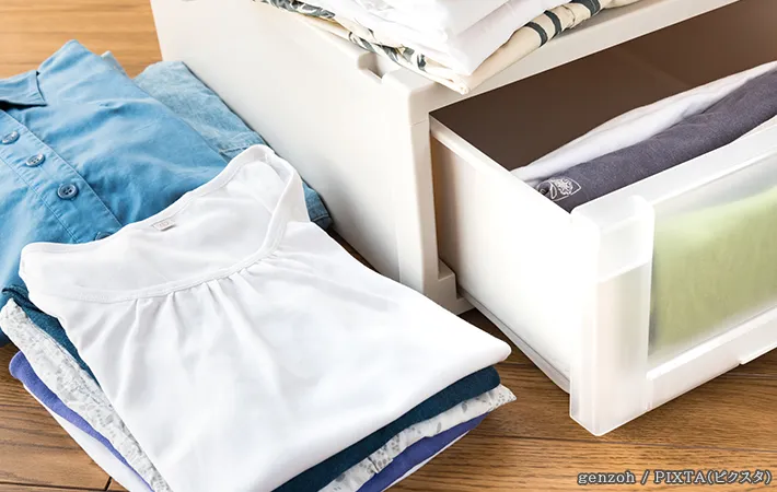 洋服と衣装ケースの写真