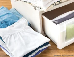 洋服と衣装ケースの写真