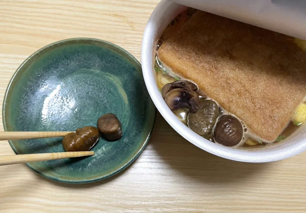 『マルちゃん 赤いきつねうどん』に甘栗を入れる写真（撮影：grape編集部）