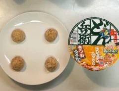 『日清のどん兵衛 きつねうどん』と冷凍たこ焼きの写真（撮影：grape編集部）