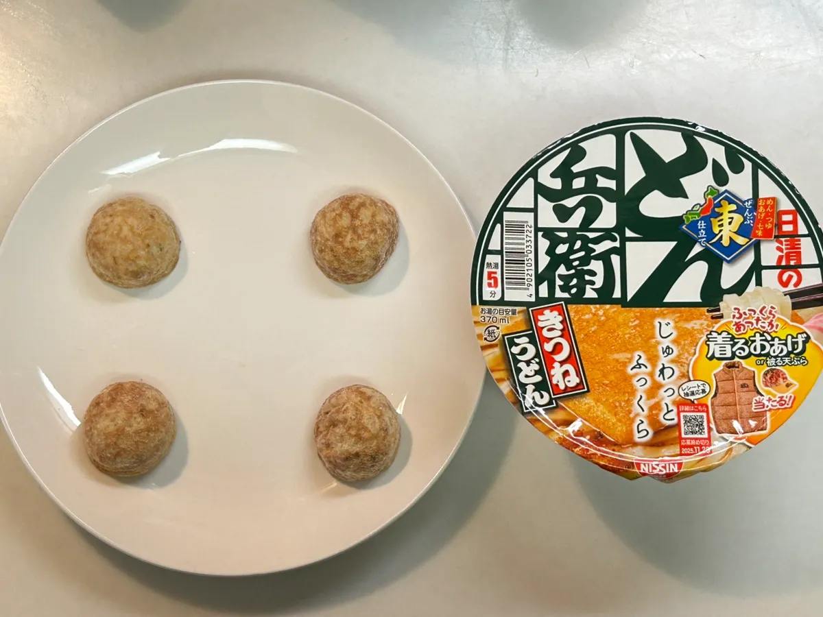 『日清のどん兵衛 きつねうどん』と冷凍たこ焼きの写真(撮影:grape編集部)