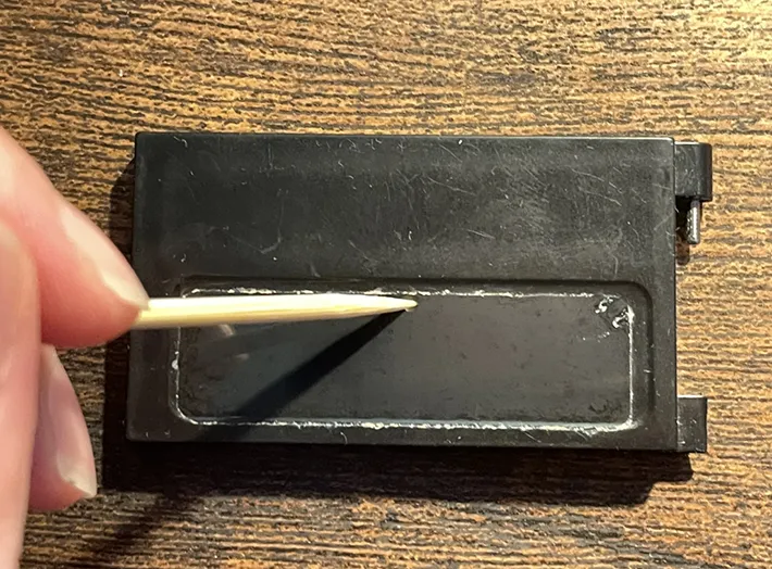 コスメの容器から中身を外す写真（撮影：grape編集部）