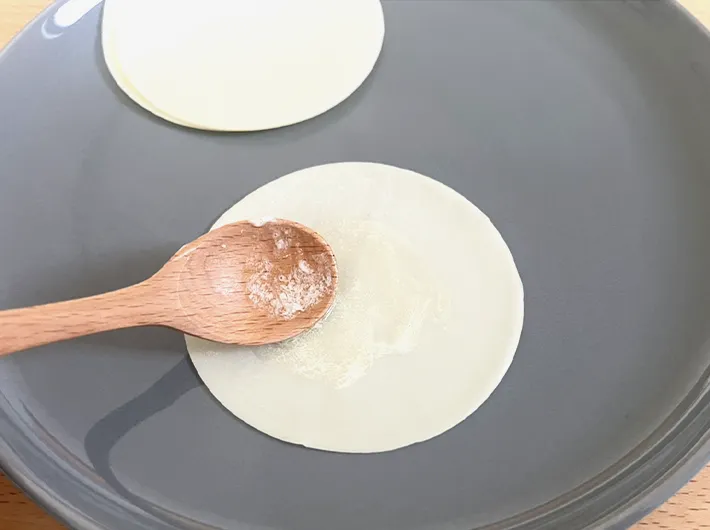 バターを塗った餃子の皮の写真（撮影：grape編集部）