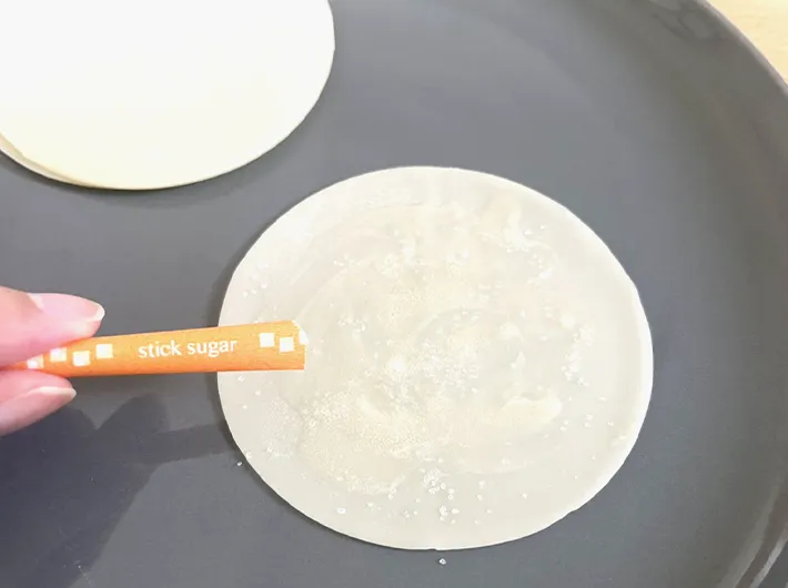 グラニュー糖をかけたの餃子の皮の写真（撮影：grape編集部）