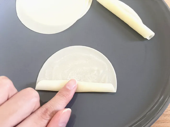 巻いている餃子の皮の写真（撮影：grape編集部）