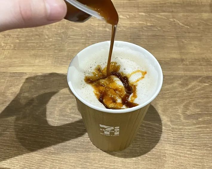 キャラメルシロップをカフェラテにかける写真（撮影：grape編集部）