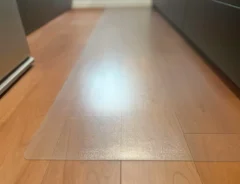 キッチンの透明マットの写真（撮影：Classy Life）