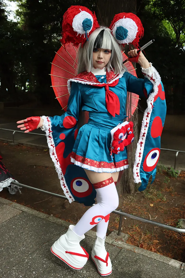 ミャクミャクに扮するコスプレイベントの参加者の写真（撮影：grape編集部）