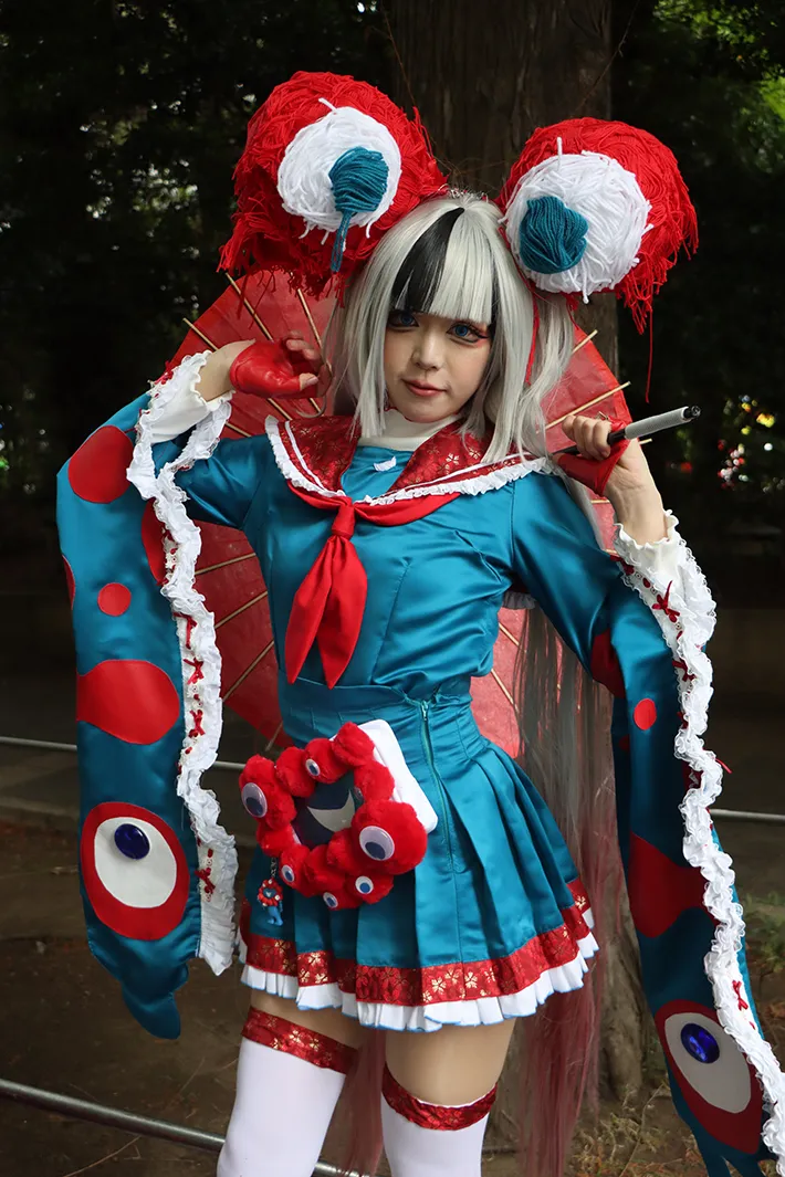 ミャクミャクに扮するコスプレイベントの参加者の写真（撮影：grape編集部）