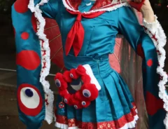 ミャクミャクに扮するコスプレイベントの参加者の写真（撮影：grape編集部）