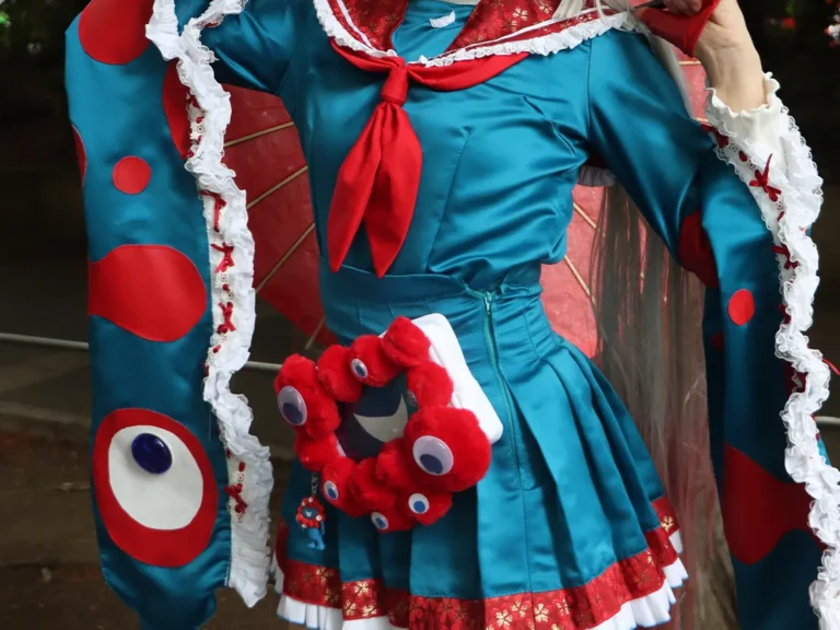 ミャクミャクに扮するコスプレイベントの参加者の写真(撮影:grape編集部)