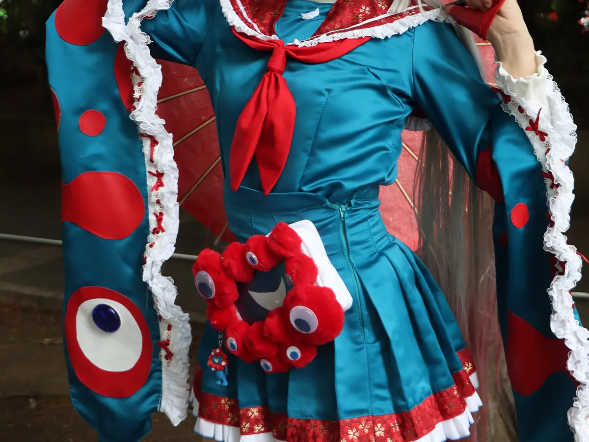 ミャクミャクに扮するコスプレイベントの参加者の写真(撮影:grape編集部)
