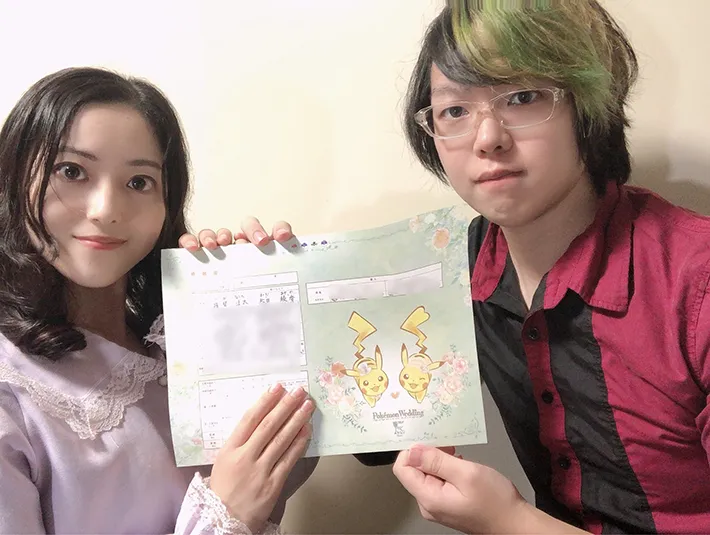 婚姻届を手にする夫婦の写真