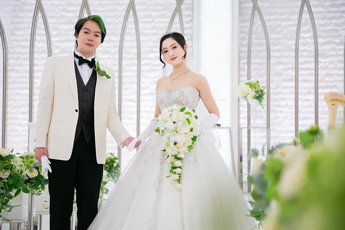 記念撮影をする夫婦の写真