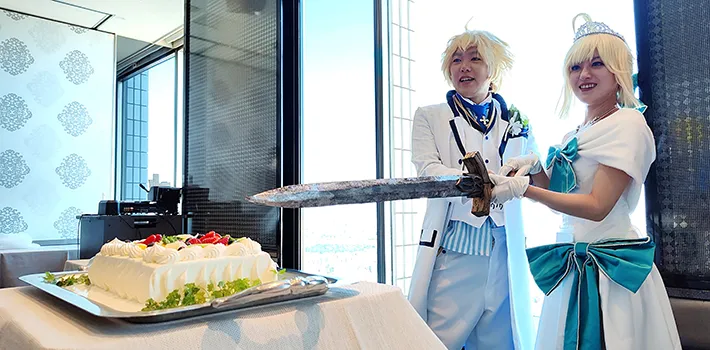 コスプレ姿でケーキに入刀する夫婦の写真