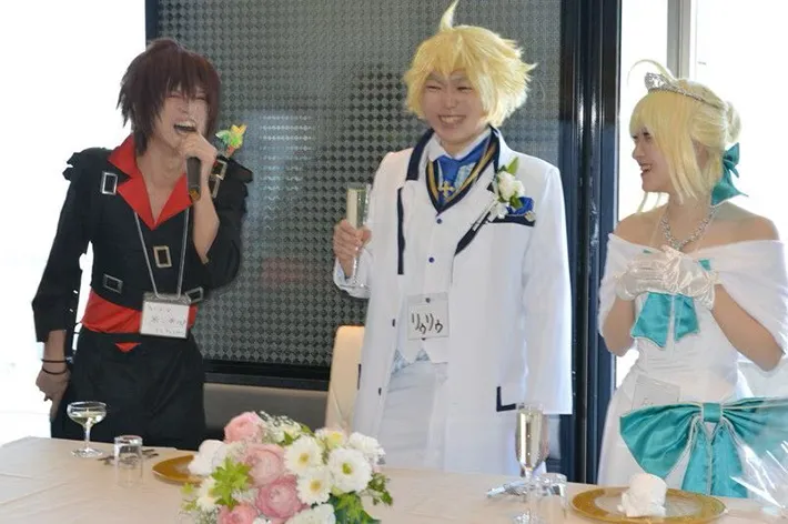 結婚式の2次会でコスプレを披露する夫婦の写真