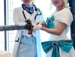 コスプレ姿でケーキに入刀する夫婦の写真