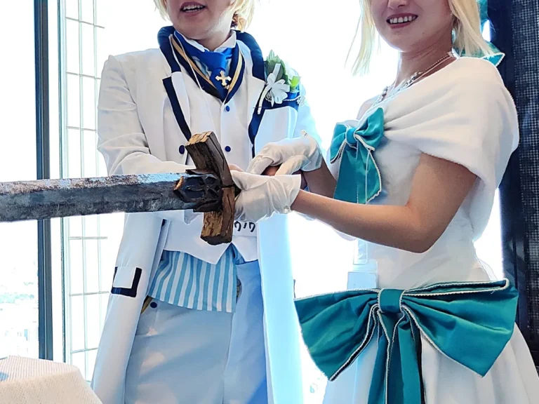 コスプレ姿でケーキに入刀する夫婦の写真