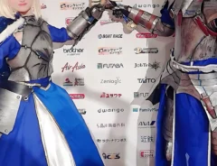 コスプレを披露する男女の写真