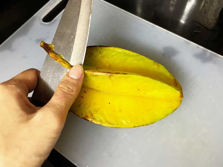 スターフルーツの角を切りおとす（撮影：grape編集部）