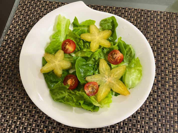 スターフルーツをのせたサラダ（撮影：grape編集部）