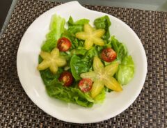 スターフルーツがのったサラダ（撮影：grape編集部）