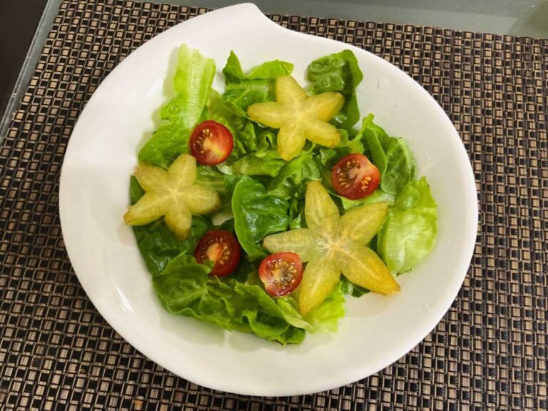スターフルーツがのったサラダ(撮影:grape編集部)
