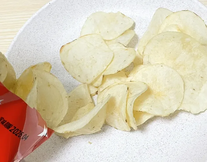 皿に出したポテトチップスの写真（撮影：grape編集部）