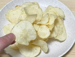 翌日もパリパリ食感で食べたい! 余ったポテトチップスを『湿気から守る』裏技とは…