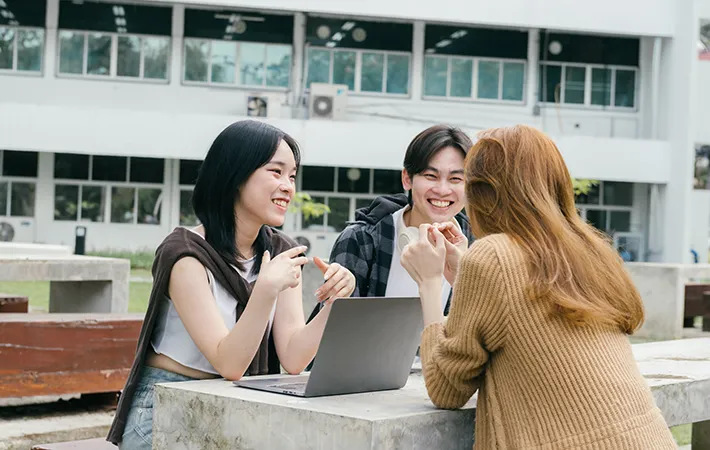 3人の大学生の写真