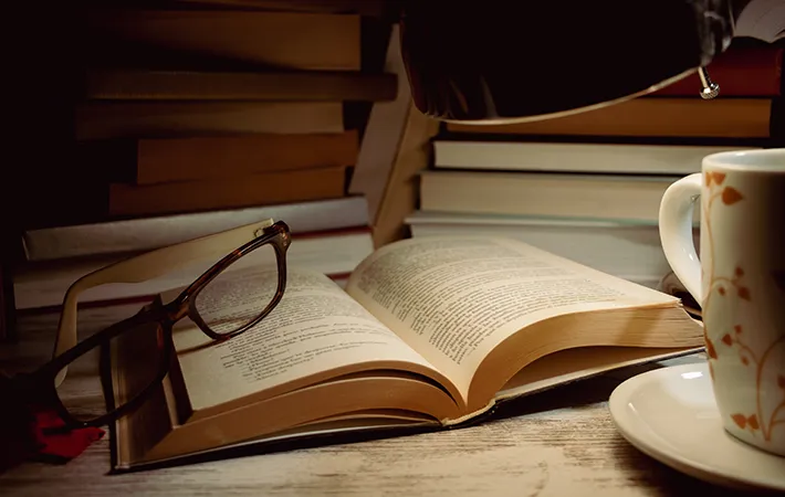 本とメガネの写真